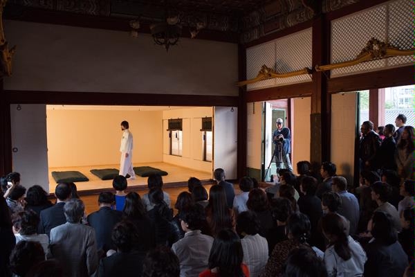 서도호, 함녕전 프로젝트-동온돌, 덕수궁 함녕전, (퍼포머_정영두) 국립현대미술관 커미션